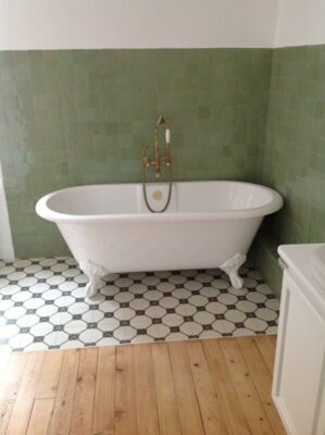 Carreaux de ciment et parquet au sol, zelliges au mur