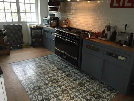 Carreaux de ciment Flower Bleu et parquet dans une cuisine