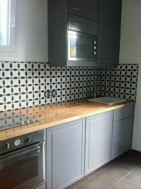 Carreaux de ciment Harmony crédence dans une cuisine équipée
