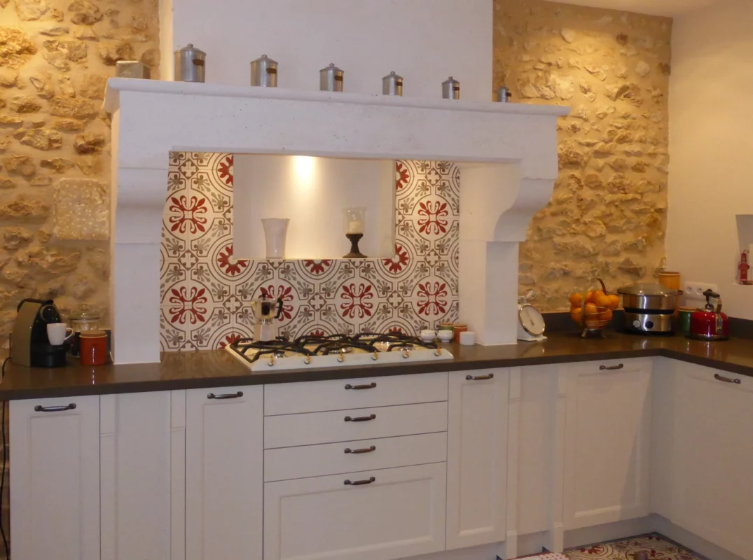 Crédence de carreaux de ciment dans une cuisine et mur en pierre