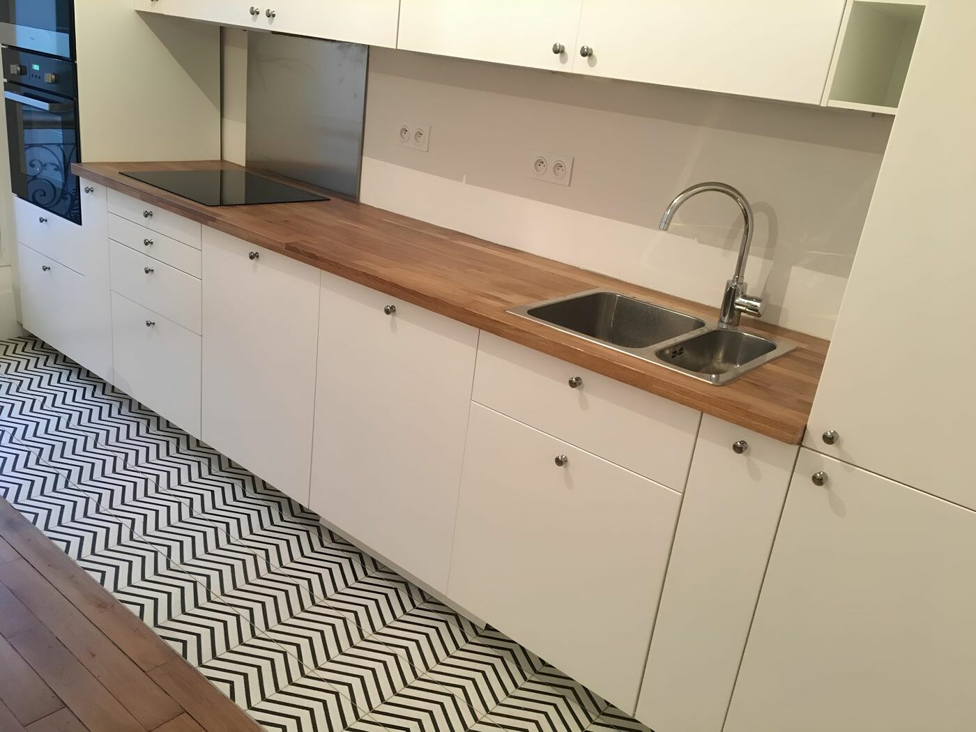 Parquet et carreaux de ciment avec motifs en chevrons