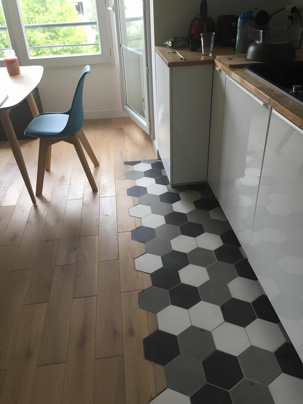 Réalisation d'une cuisine en carreaux de ciment hexagonal et parquet