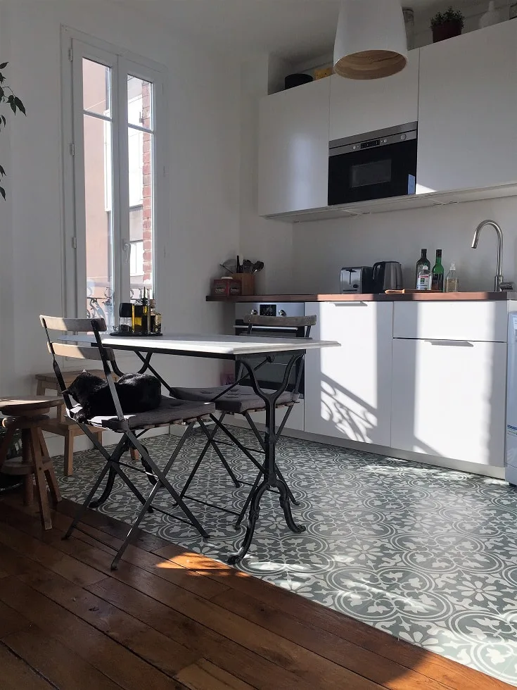 Réalisation sol de cuisine en parquet et carreaux de ciment Lily