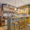 Sol de cuisine dans un restaurant, carreaux de ciment et parquet