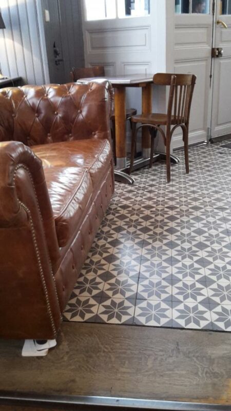 Carreaux ciment anciens dans un café à Paris