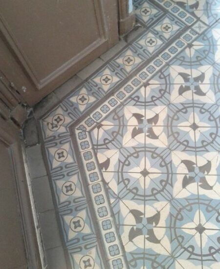 Carreaux de ciment anciens au sol d'une vieille demeure