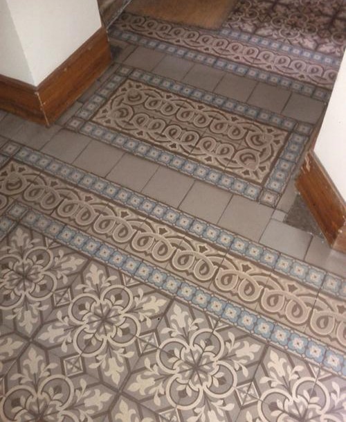 Carreaux de ciment anciens dans le couloir d'une maison