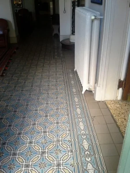 Carreaux de ciment anciens dans un hôtel à Aigues Mortes