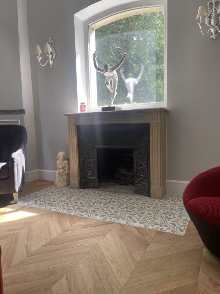 Réalisation d'une salon en parquet et carreaux de ciment Lily