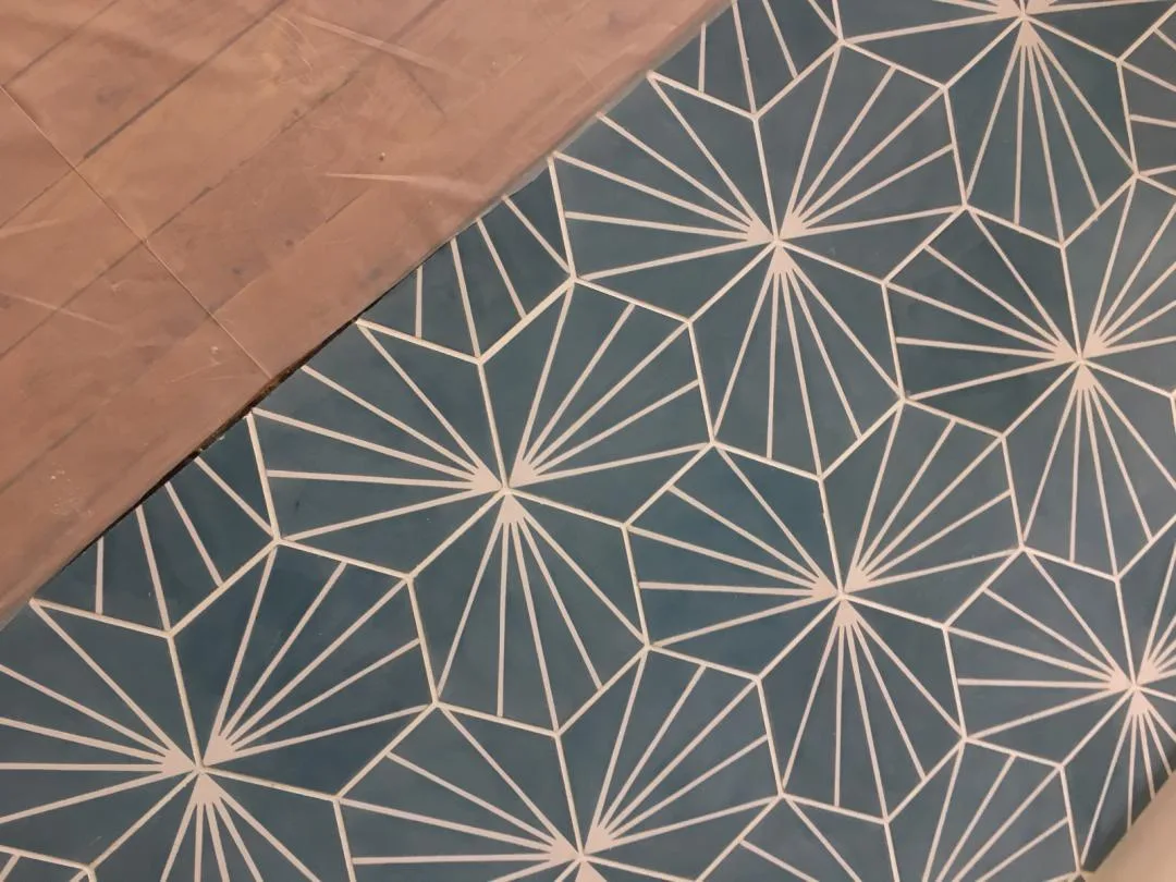 Jonction carreaux de ciment hexagonal HDH 63-1 et parquet