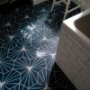 carreaux de ciment hexagonal HDH-63-1 dans une salle de bain