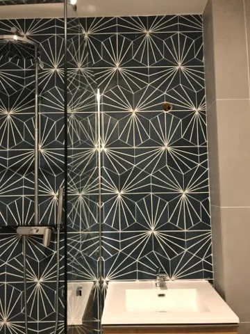 Mur de salle de bain en carreaux de ciment hexagonal HDH 63-1 en 20x23cm