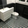 Carreaux de ciment Cubissimo bleu dans une salle de bain