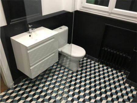 Carreaux de ciment Cubissimo bleu dans une salle de bain