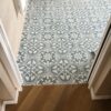 Carreaux de ciment Lily Bleu au sol d'une salle de bain