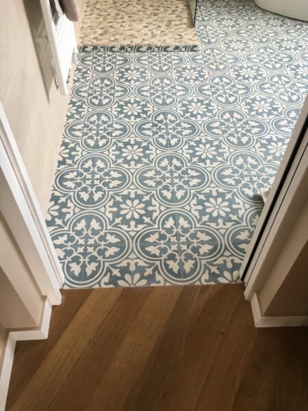Carreaux de ciment Lily Bleu au sol d'une salle de bain