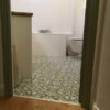 Carreaux de ciment Lily vert dans une salle de bain