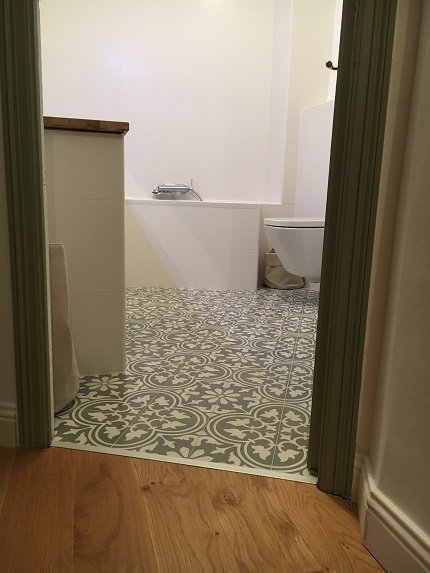 Carreaux de ciment Lily vert dans une salle de bain