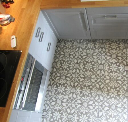 Sol de cuisine en carreaux de ciment lily gris