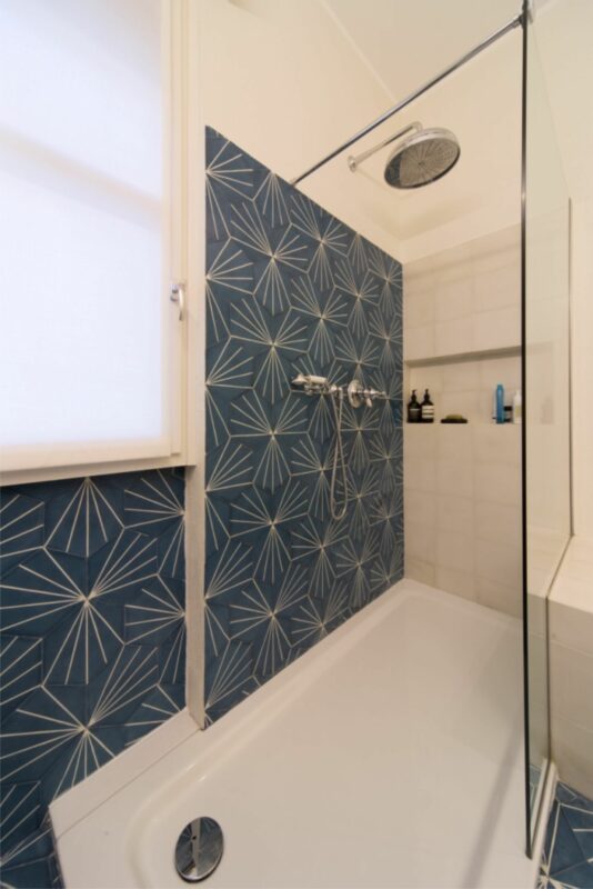 Carreaux de ciment hexagonal HDH 63-1 sur mur de salle de bain