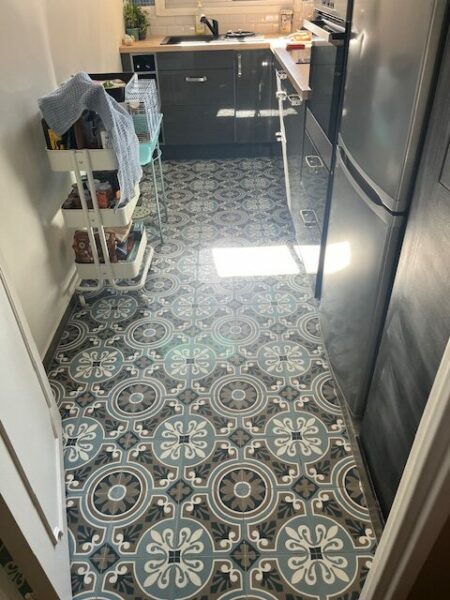 Réalisation en carreaux de ciment bleu dans une cuisine - modèle Flower Bleu