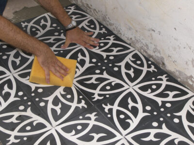 Nettoyer et rincer les carreaux de ciment