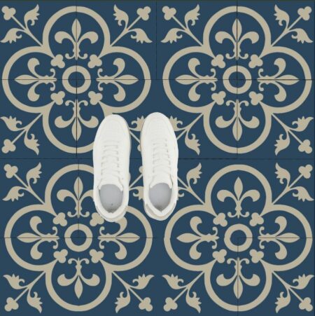 Carreaux de ciment ref Fleuron Bleu par 16 et chaussures au sol