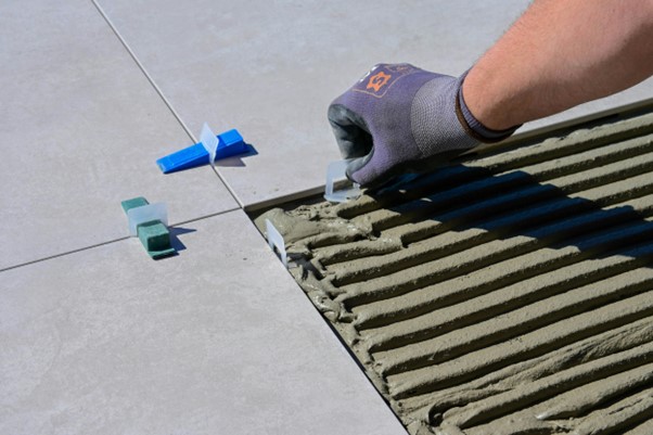 Un artisan installe du carrelage
