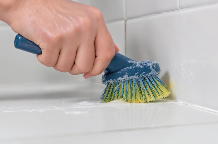 Il existe plusieurs étapes pour nettoyer des joints de carrelage en ciment sans les abîmer