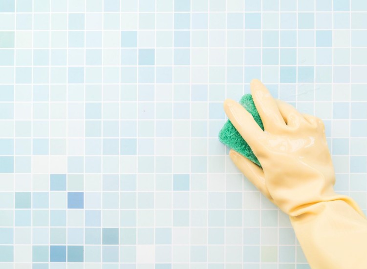 Un nettoyage régulier des joints de carrelage permet d’éviter les taches et la moisissure