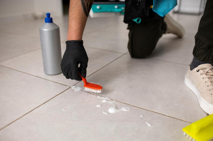 Nettoyer les joints de carrelage est important pour éviter l’apparition de moisissure
