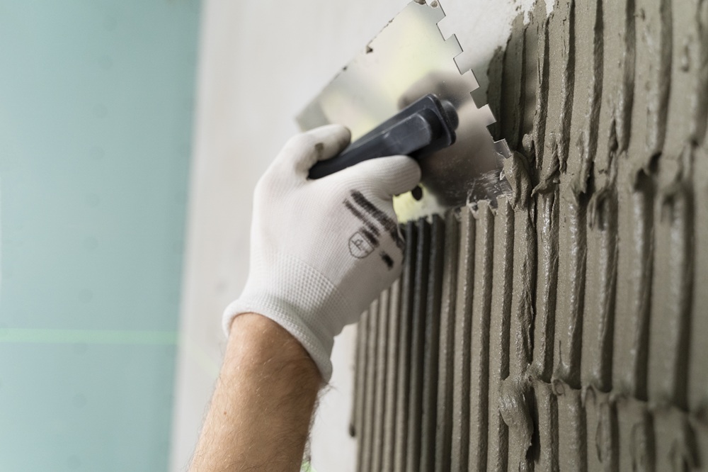 Le dosage de colle de carrelage dépend de nombreux facteurs