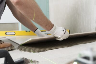 Pose de carrelage lors de la rénovation d'un appartement