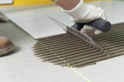 Découvrez comment déterminer la quantité de colle nécessaire pour un projet de carrelage
