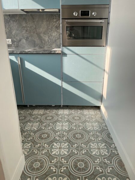 Carreaux de ciment Flower au sol d'une cuisine