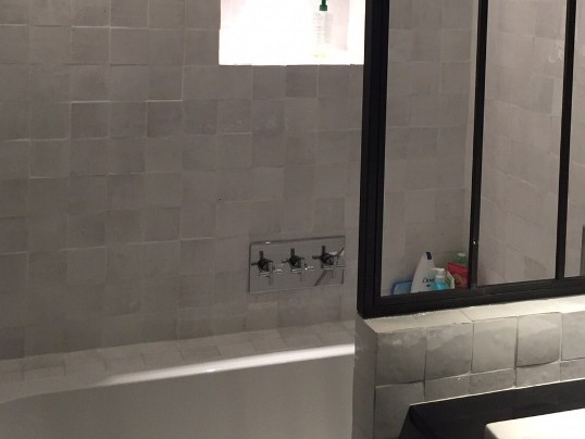 Réalisation utilisant du zellige blanc aux murs d'une salle de bain