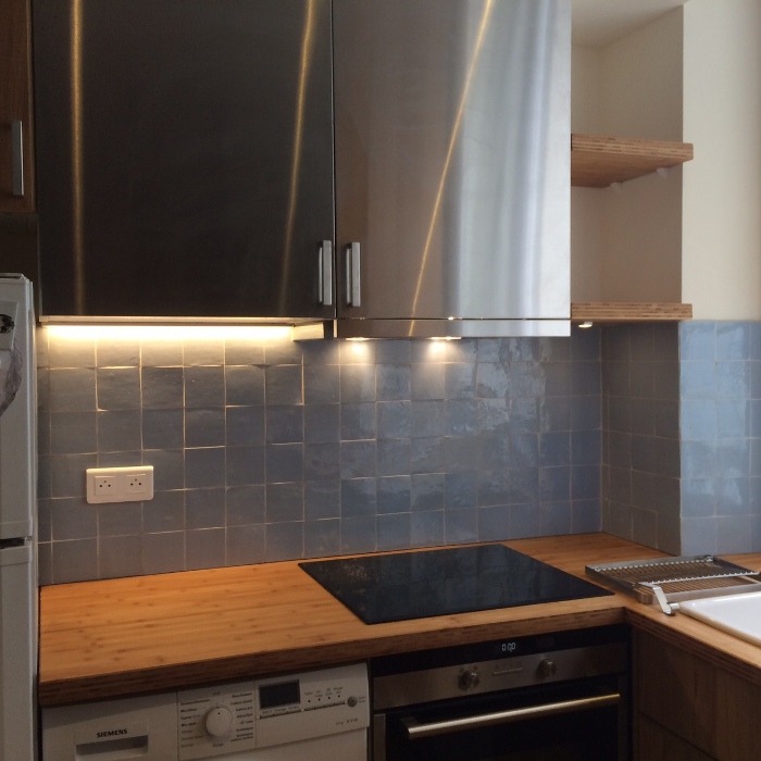 zellige bleu en crédence dans une cuisine